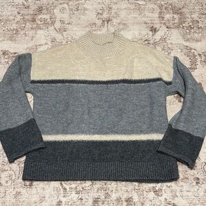 STYLUS Women's Gray and Cream Turtleneck Sweater